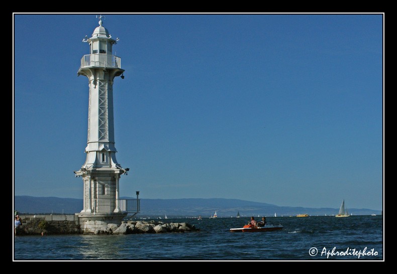 113 Le phare de la rade avec la vue sur le petit lac